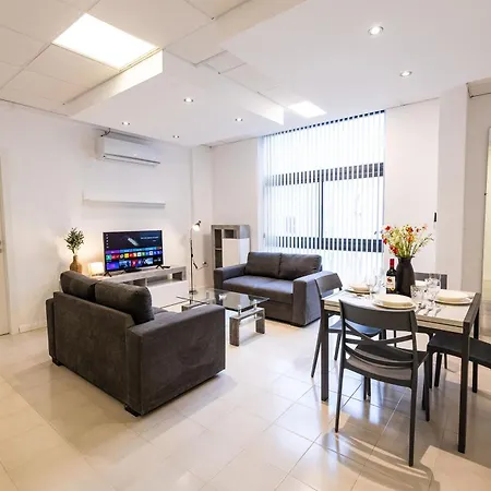 2 Bedroom Flat, Prime Location, Center Sliema